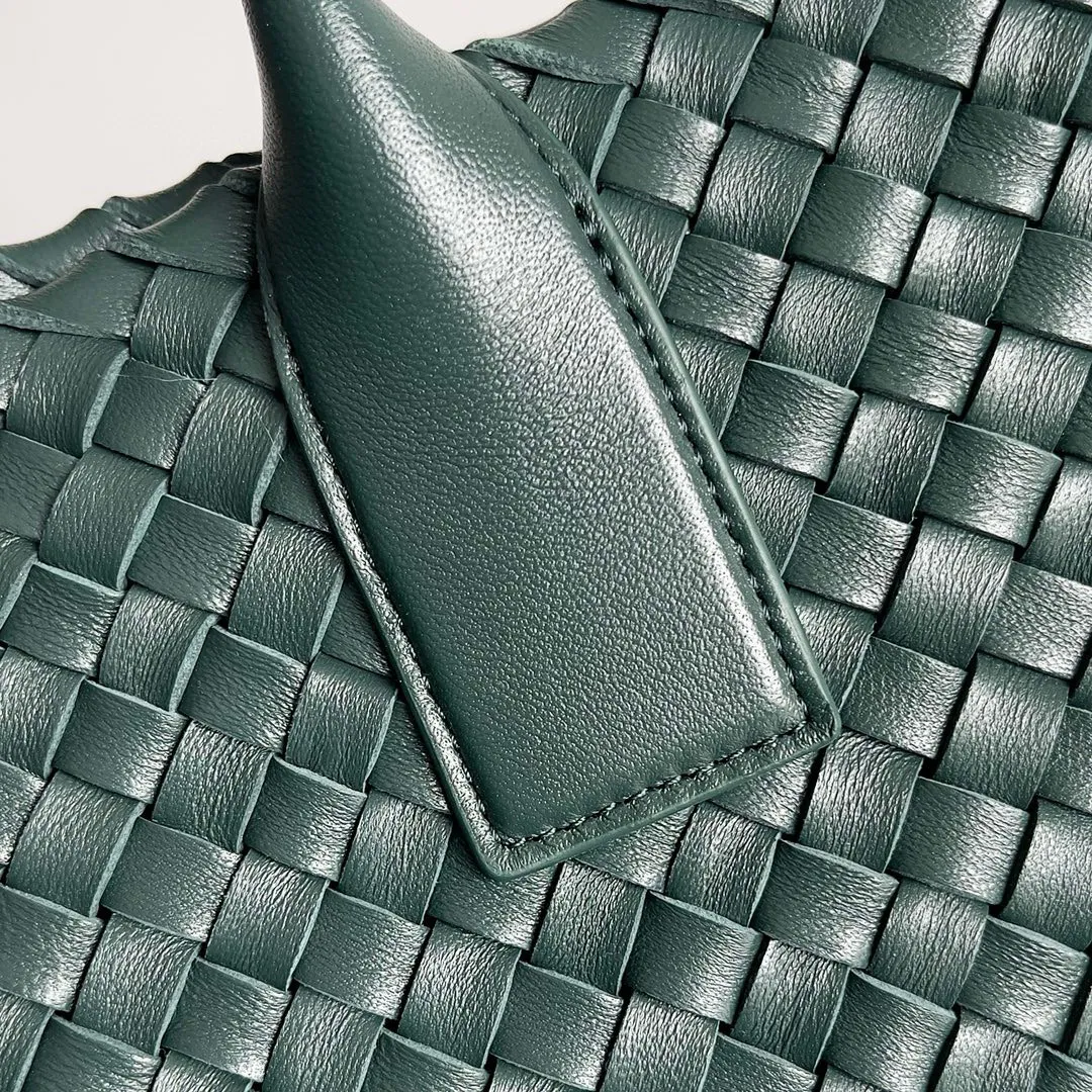 Batch 2860 Classic returns... (large size 51cm) • Cabat, born in 2001, is one of the most iconic styles of the Bottega Veneta workshop. The whole bag is made of top-grade imported lambskin. There is no exposed logo on the whole bag, but with the classic wide woven elements, you can tell who it belongs to at a glance! Can be carried on one shoulder, very practical! Style number: 608811 Size: 51*18*28